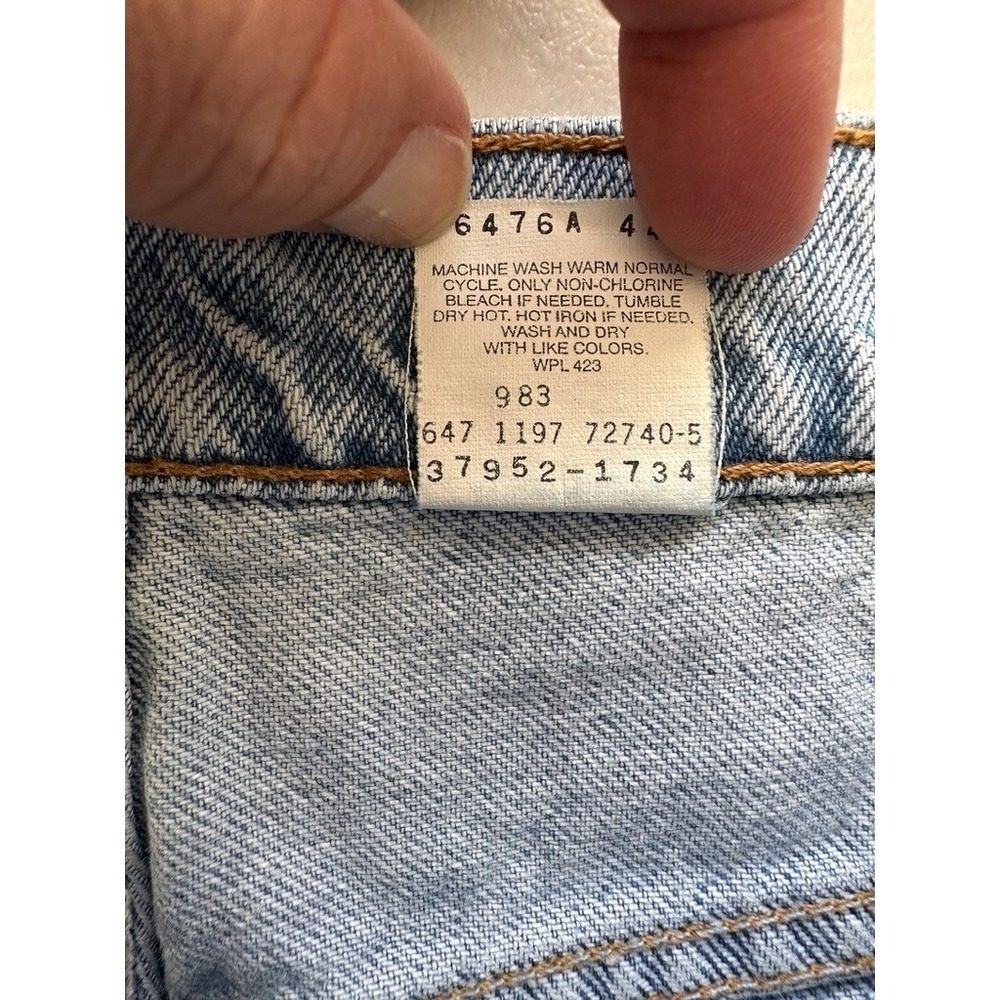 Vintage Levis 950 Relaxed Fit High Waist Denim Jorts Womens 28 Blue 90s Bermuda - Picture 4 of 10